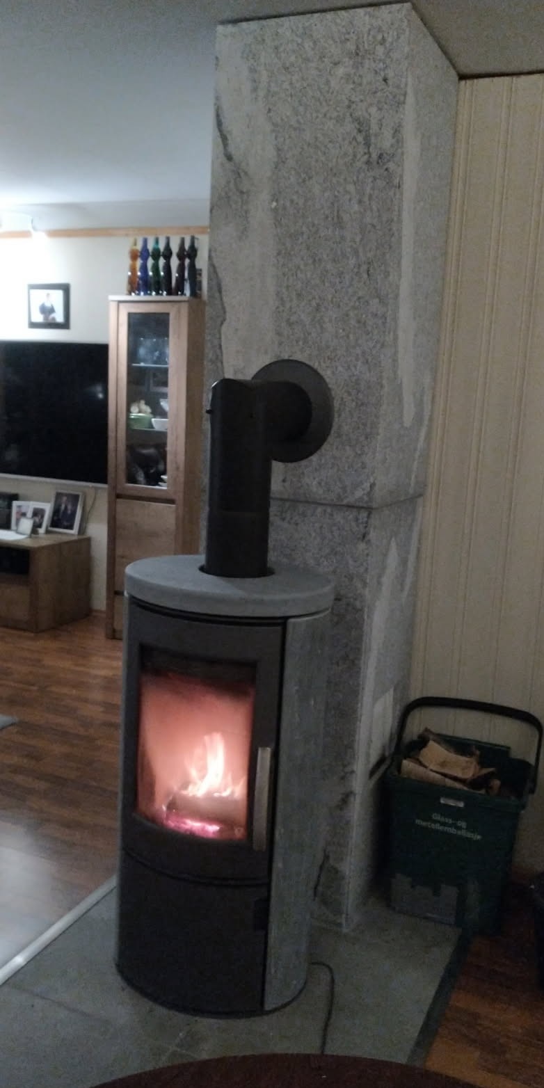 Benk av granitt med trekasse